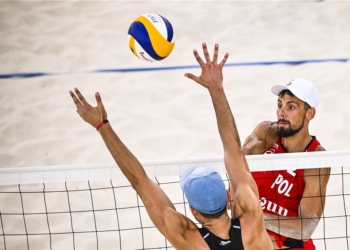 Este jueves comenzó la qualy de la 2º Etapa del Circuito Mundial de Beach Volley en Cancún y nuevamente Nicolás Capogrosso y Julián Azaad quedaron en la puerta de la clasificación al cuadro principal. Tras la primera victoria frente a los mexicanos Stephens/Sarabia, cayeron ante la dupla polaca compuesta por Kantor/Losiak. Este viernes será el debut de las argentinas Gallay/Pereyra con horario y rival a confirmar al cierre de esta jornada. El camino de los argentinos comenzó con una victoria sólida en el mediodía de nuestro país sobre México con parciales de 21-13, 21-11. Sin embargo, en el cruce de la noche el enfrentamiento fue ante la experimentada dupla de Kantor/Losiak que, tras un peleado partido, logró su ticket para el cuadro principal. La derrota de Azaad/Capogrosso fue con parciales de 13-21, 21-19 y 11-15. Este viernes será el inicio del Cuadro Principal al que Gallay/Pereyra accedieron directamente. Los cruces y grupos se determinarán al cierre de este jornada cuando se determine a los clasificados. Los partidos serán transmitidos en vivo por el canal de YouTube de FIVB Beach Volleyball