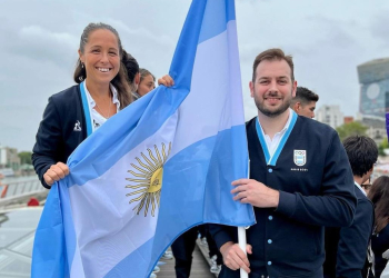 Luciano De Cecco fue abanderado en la inauguración de París 2024