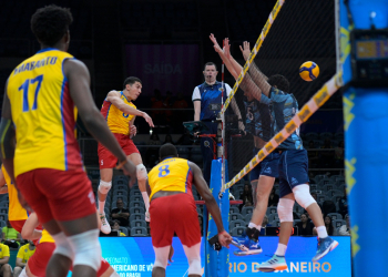 Argentina trabajó para vencer a Colombia en cuatro sets